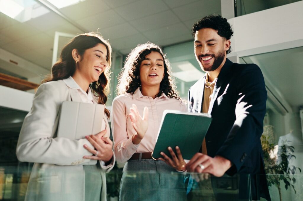 Geschäftsleute, Tablet und Teamarbeit, darunter ein Treffen mit Budgetbericht. Mitarbeiter, Zusammenarbeit und Finanzberater im Büro, Technologie und digitale App für E-Mail, Wirtschaft und Feedback